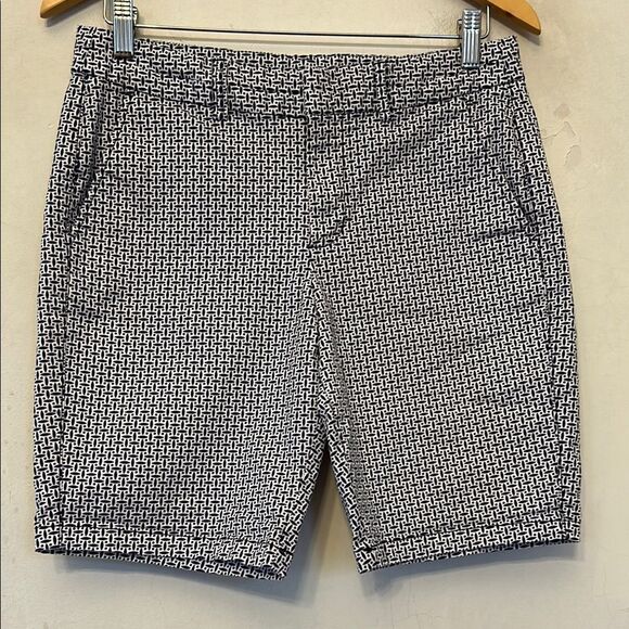 Khakis by Gap Women's Blue and White Patterned Bermuda Shorts Size 6 EUC - Picture 1 of 10
